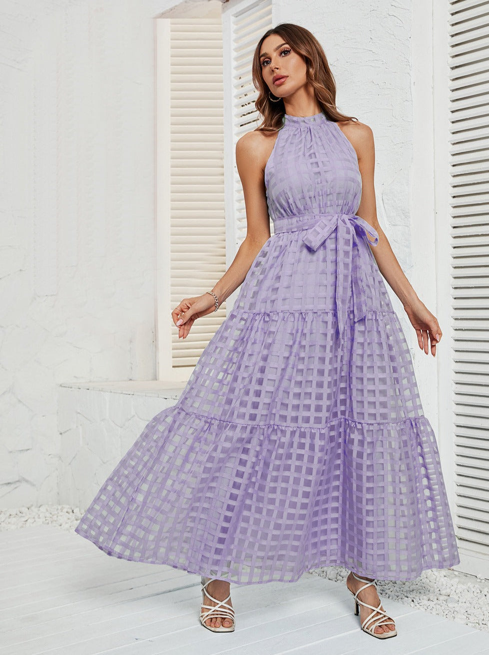 Robe longue violette à ceinture et col licou en maille 