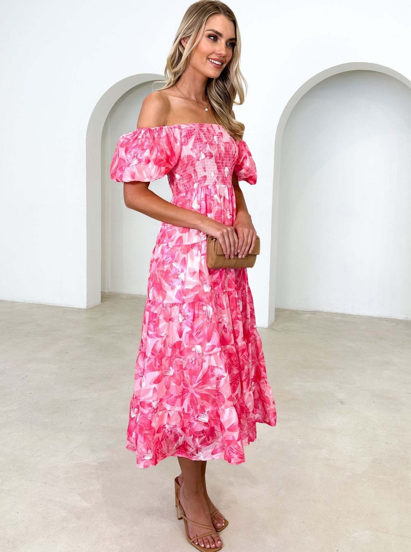 Robe à manches bouffantes et col carré à fleurs roses