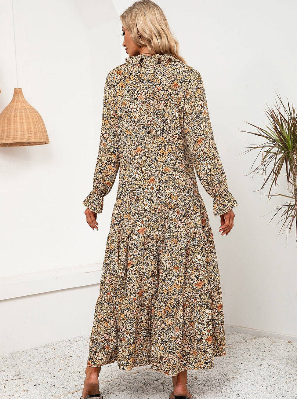 Robe ample à volants et col en V à fleurs et manches longues