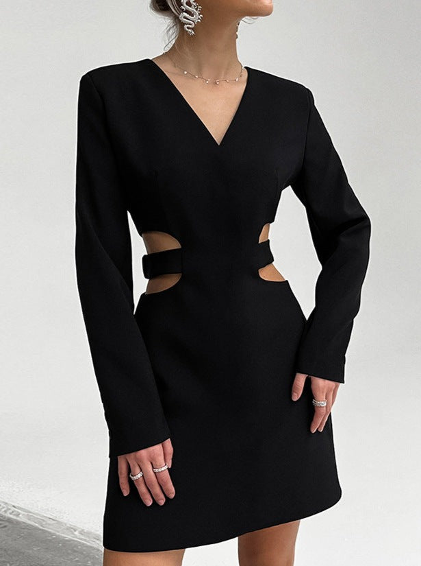 Robe mini noire élégante à manches longues et col en V avec découpe à la taille 