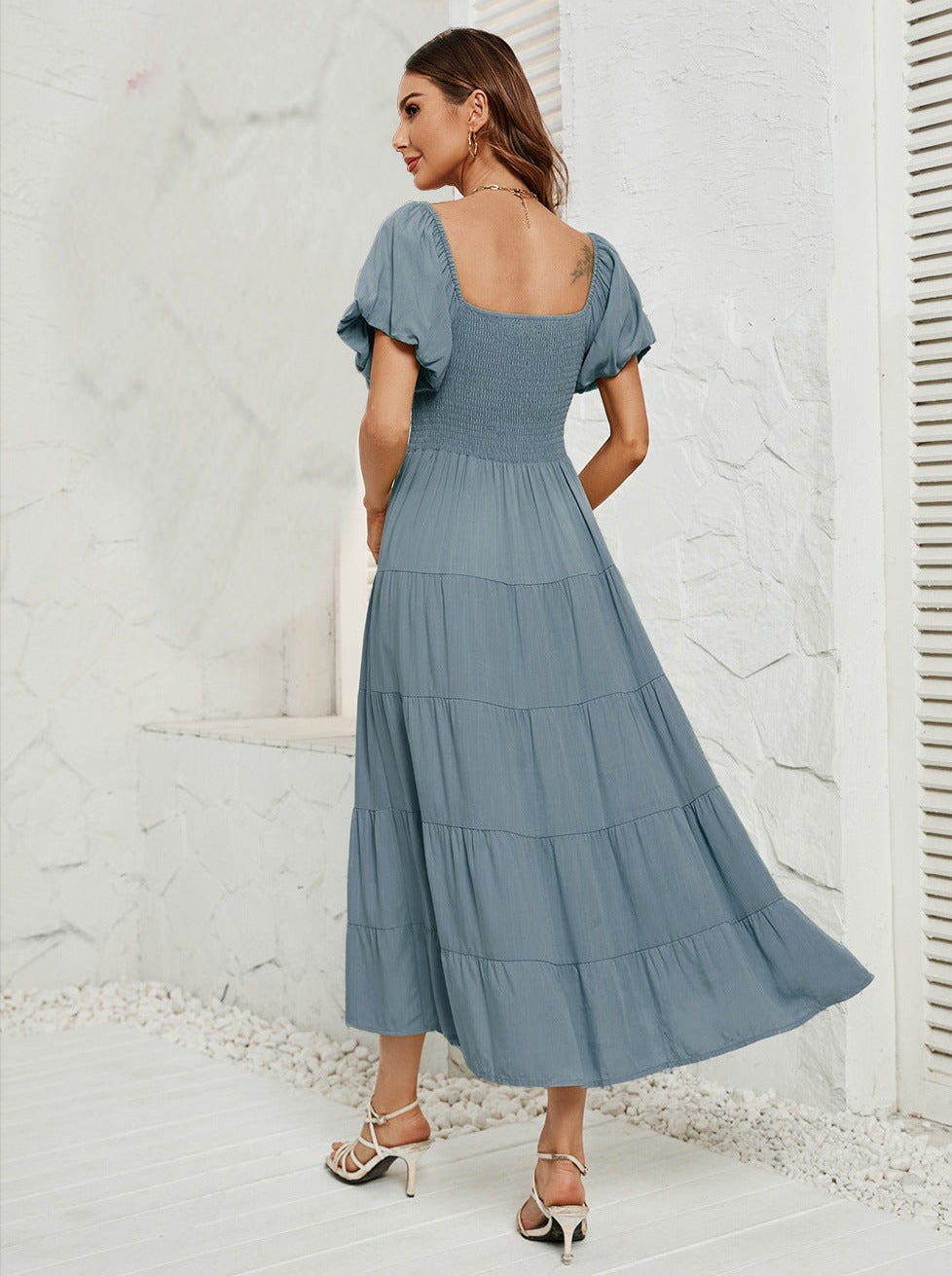 Robe longue grise et bleue à taille haute, manches bouffantes, col carré 