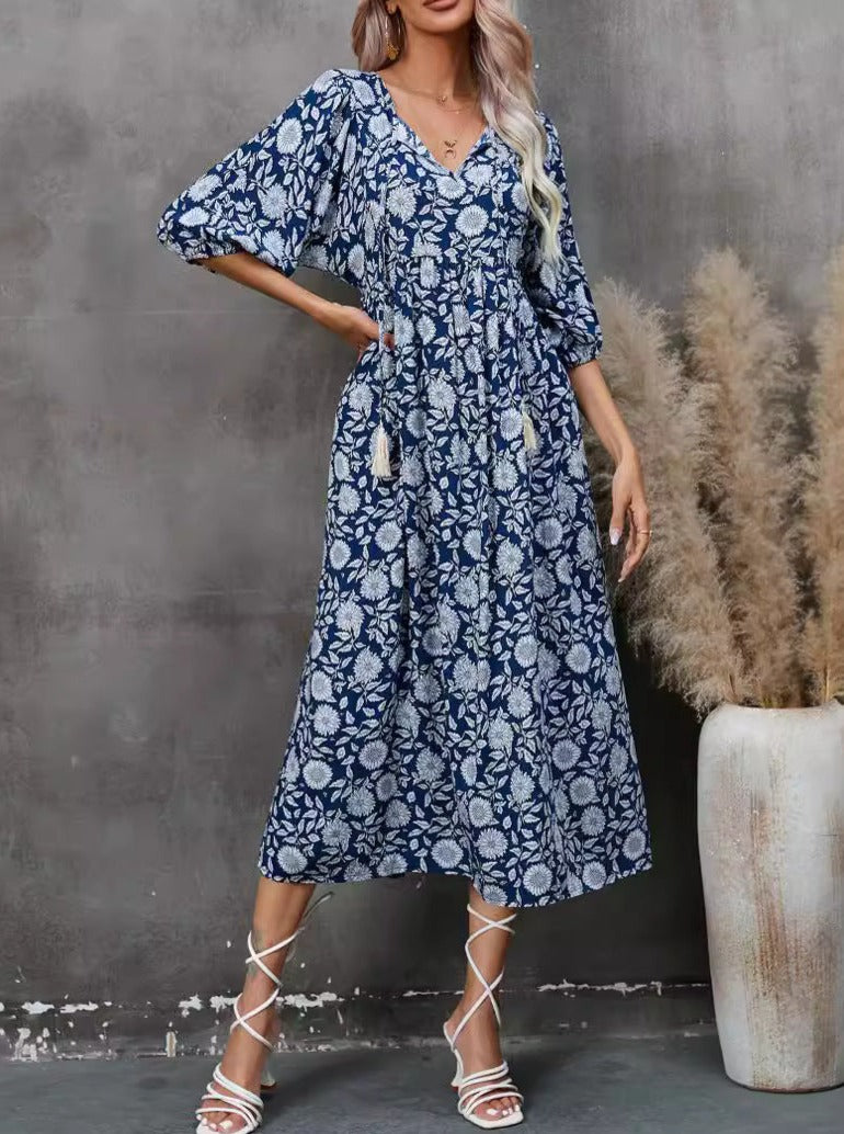 Robe bohème bleue à manches mi-longues et col en V