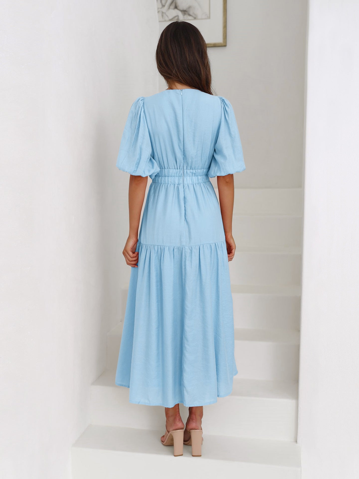 Robe bleu ciel à manches bouffantes et col en V profond 