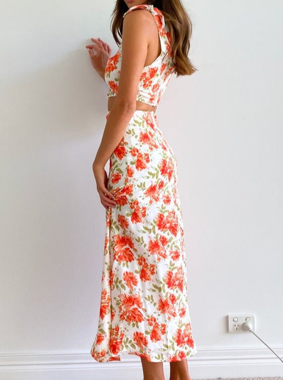 Robe mi-longue sans manches à taille ouverte et imprimé floral