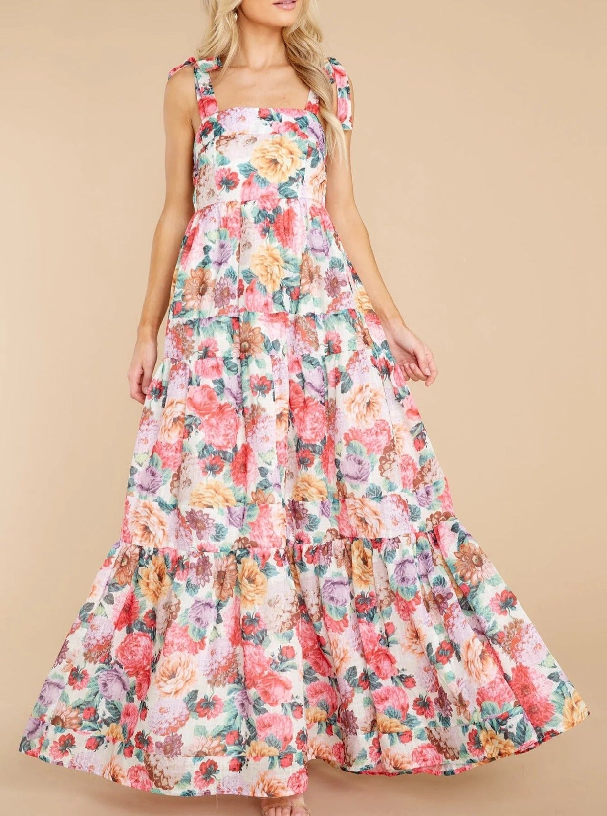 Robe à fleurs rose à plusieurs étages 