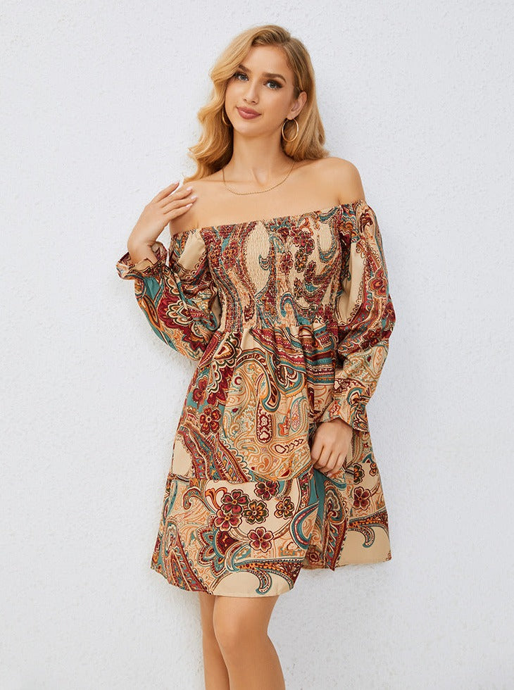 Mini-robe bohème à épaules dénudées et manches longues 