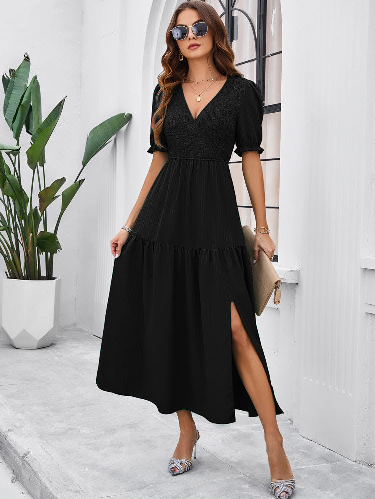 Robe longue noire à col en V et manches courtes 