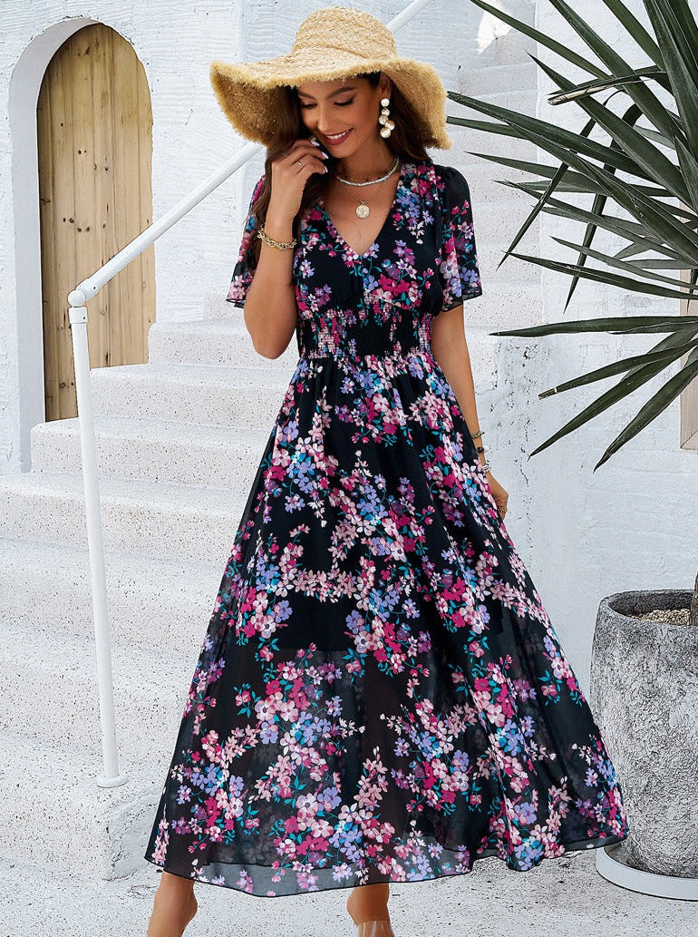 Robe noire à manches courtes et col en V avec imprimé floral 