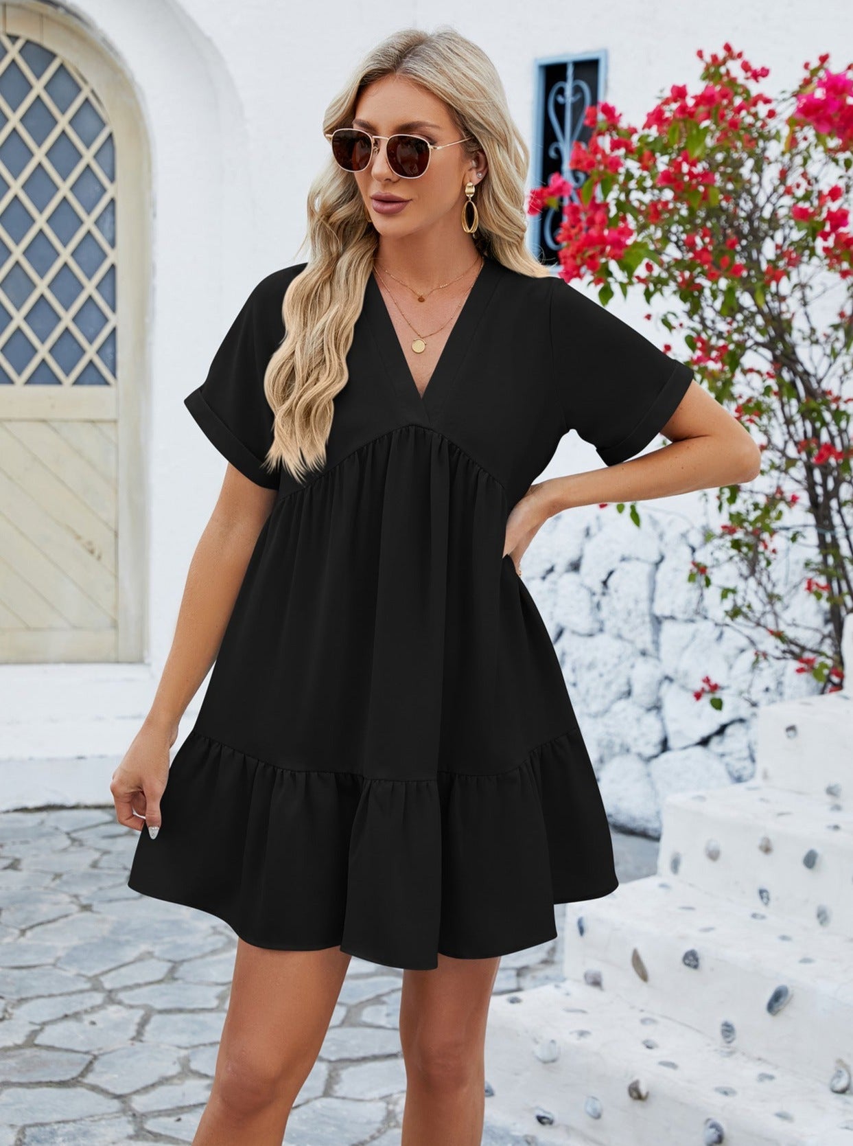 Robe ample plissée noire à col en V