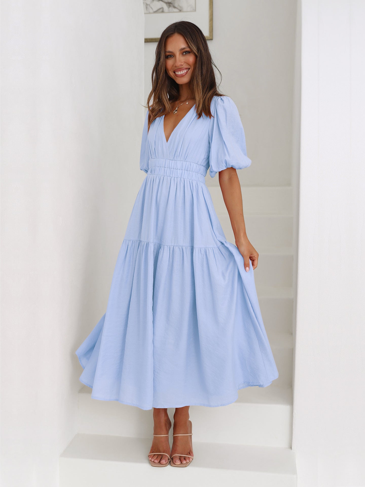 Robe bleu clair à manches bouffantes et col en V profond