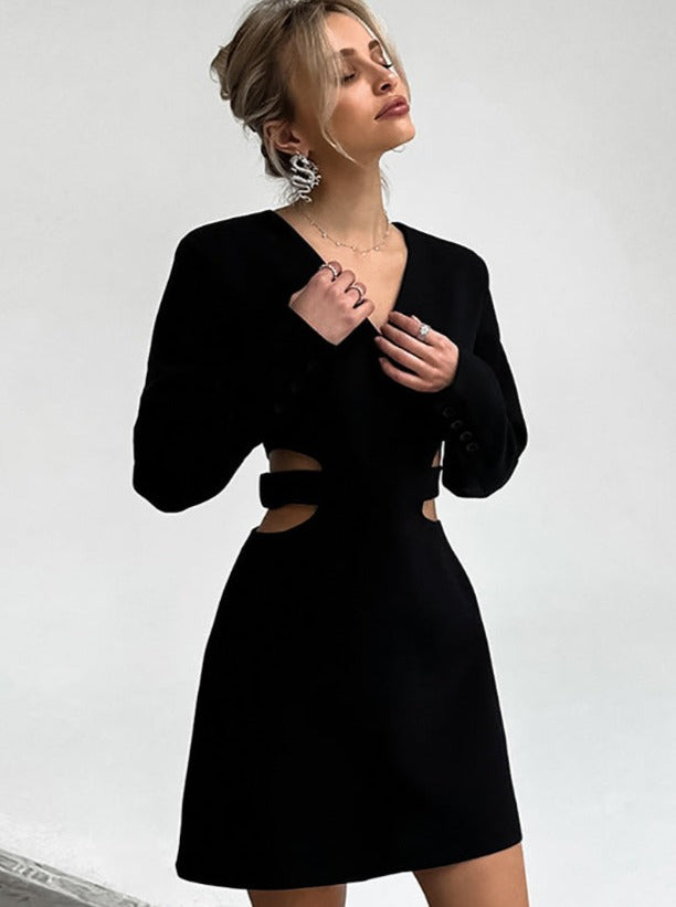 Robe mini noire élégante à manches longues et col en V avec découpe à la taille 