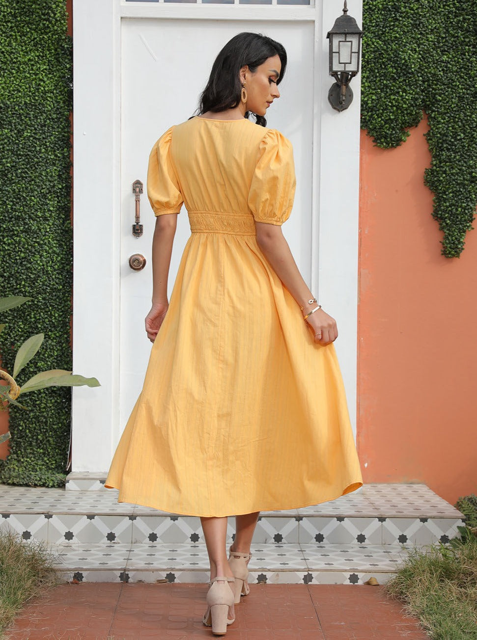 Robe d'été jaune orange à manches bouffantes et col en V 