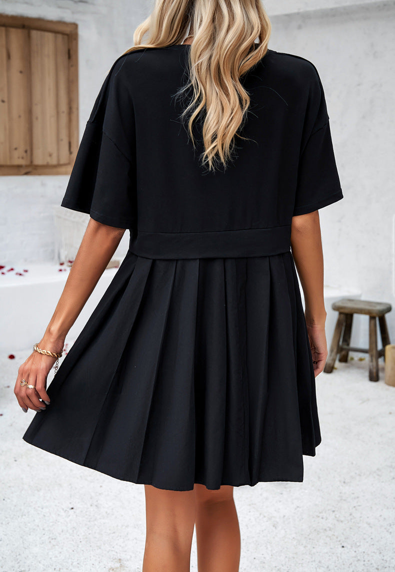 Robe plissée noire à col rond et manches courtes 