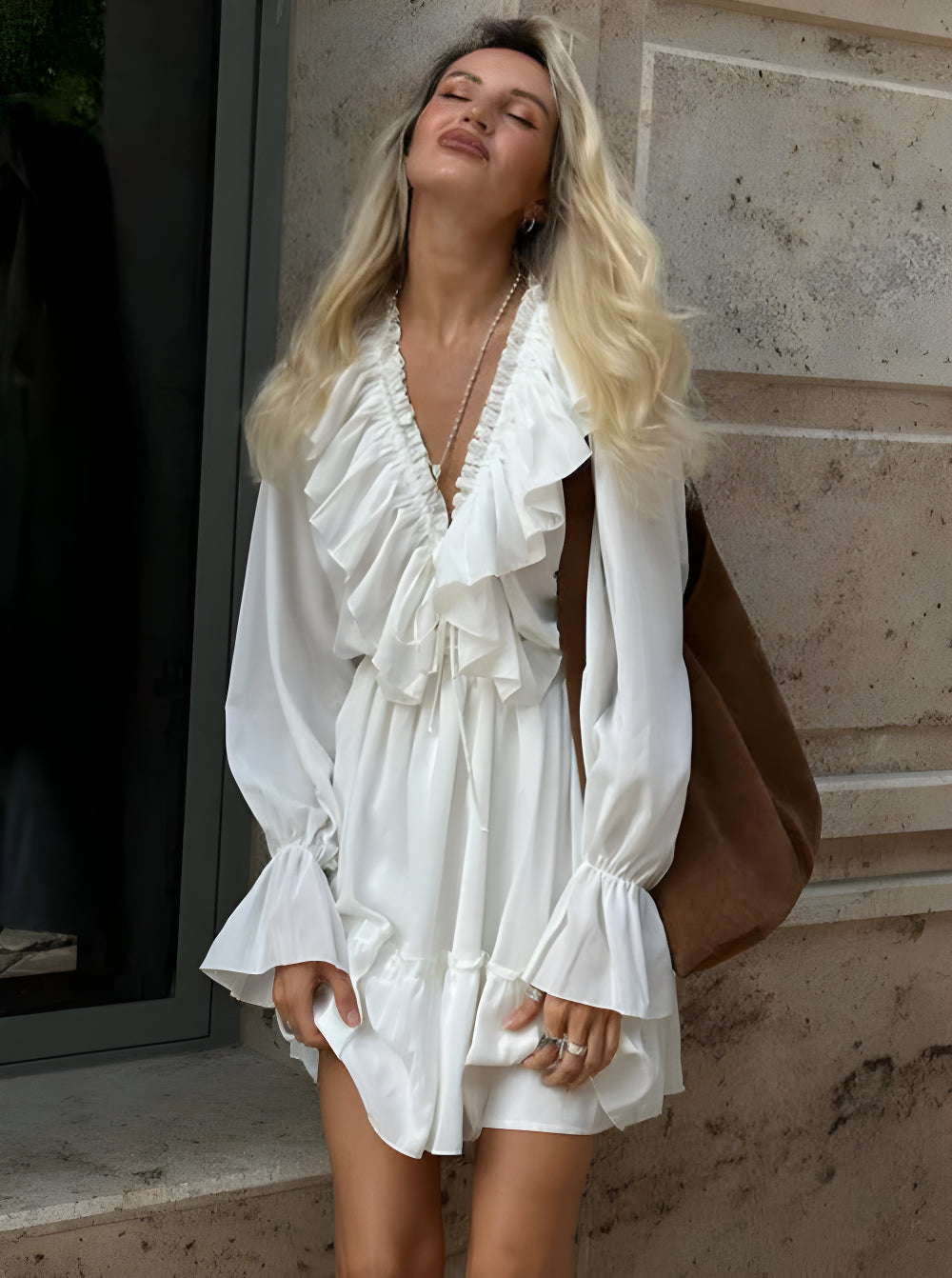 Robe blanche plissée à volants et col en V 