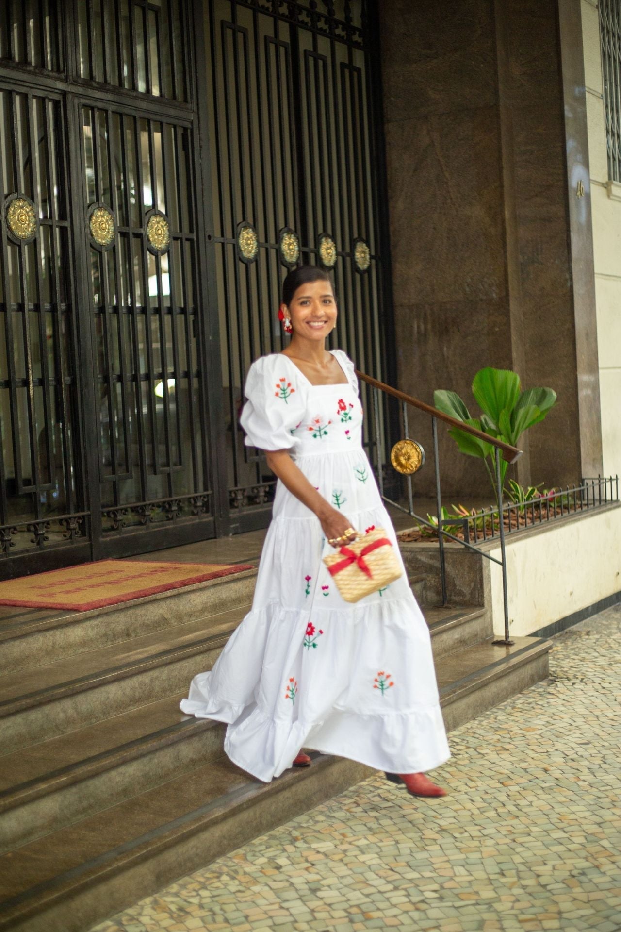 Robe à manches bouffantes et col carré 