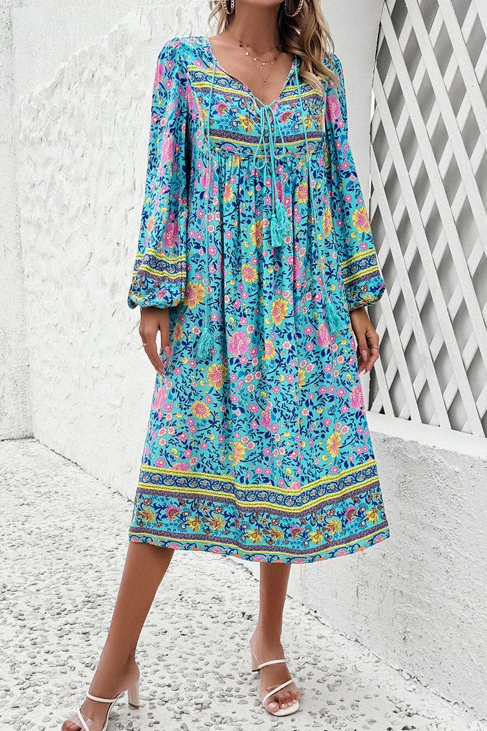 Robe mi-longue élégante à manches longues et motif floral bleu 