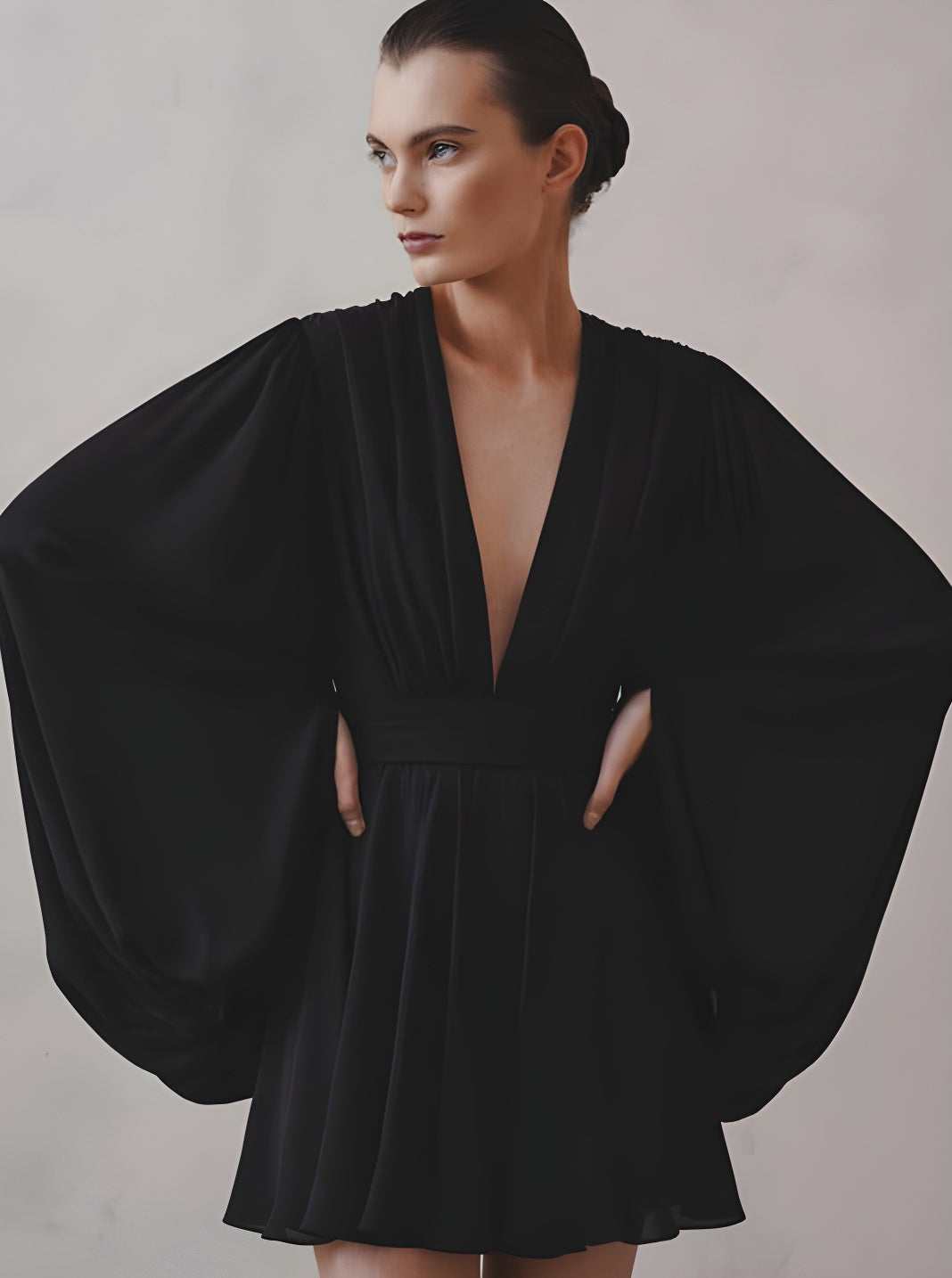 Robe courte sexy à plis plongeants et manches chauve-souris 