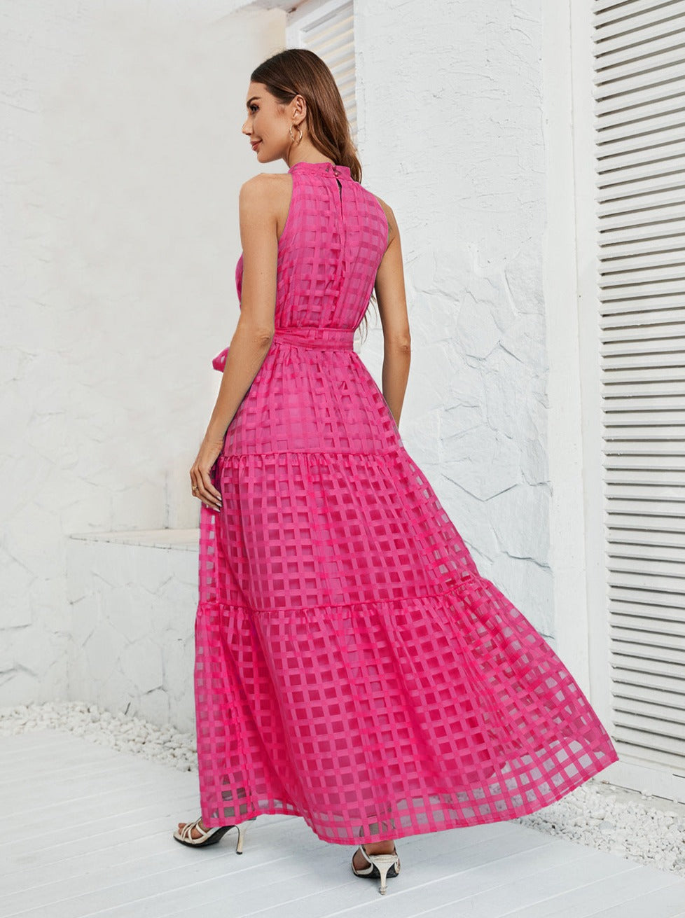 Robe longue rose à ceinture et col licou en maille 