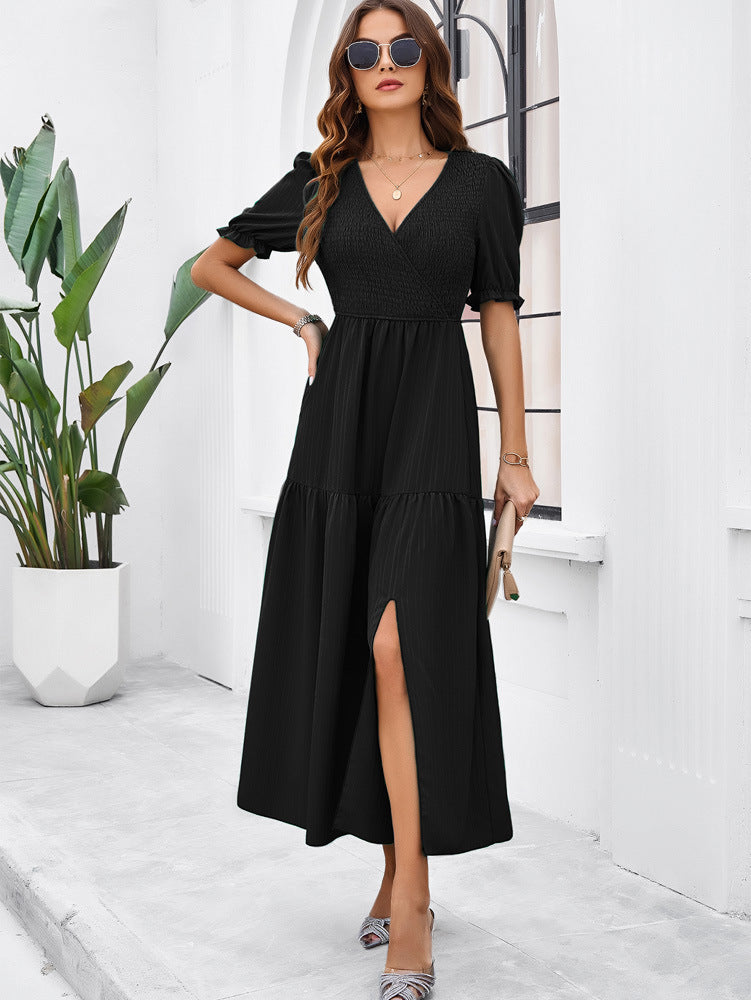 Robe longue noire à col en V et manches courtes 