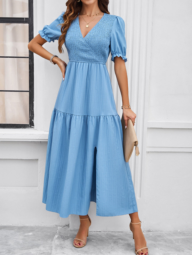 Robe longue bleue à col en V et manches courtes 