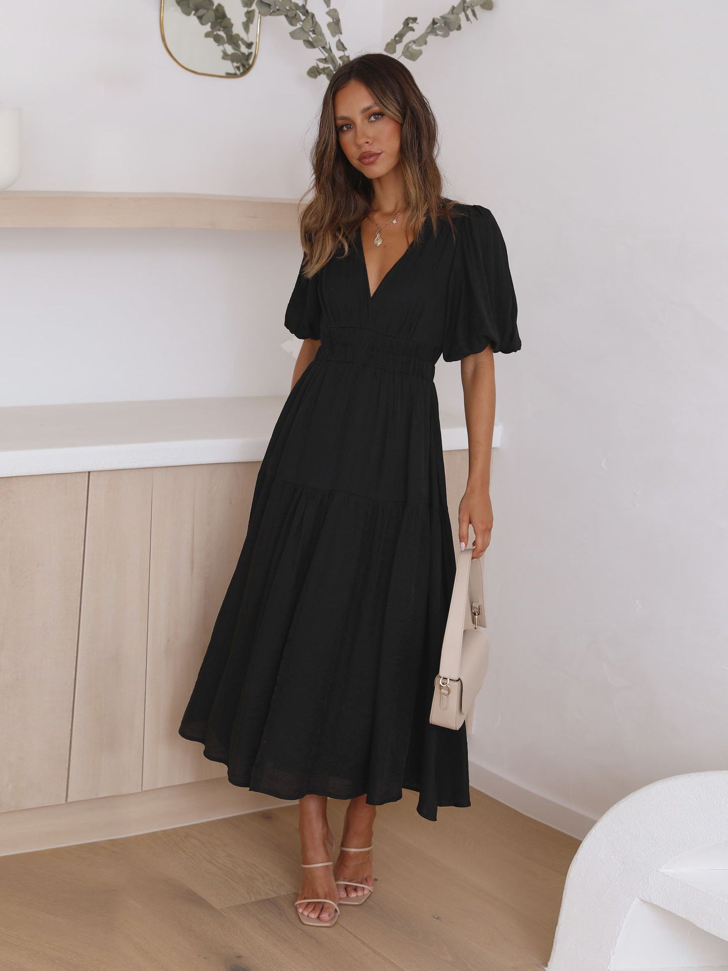 Robe noire à volants et col en V profond