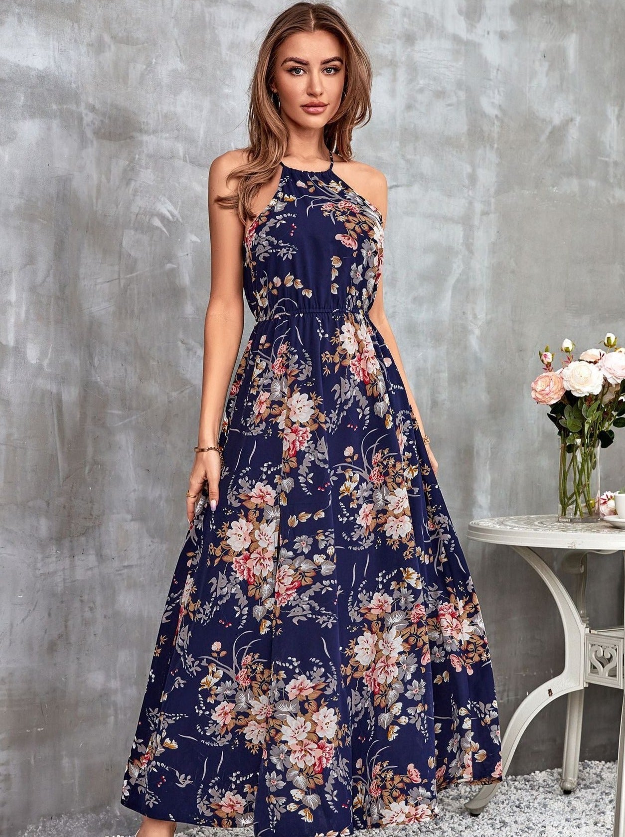 Robe longue fendue à imprimé floral et col licou 