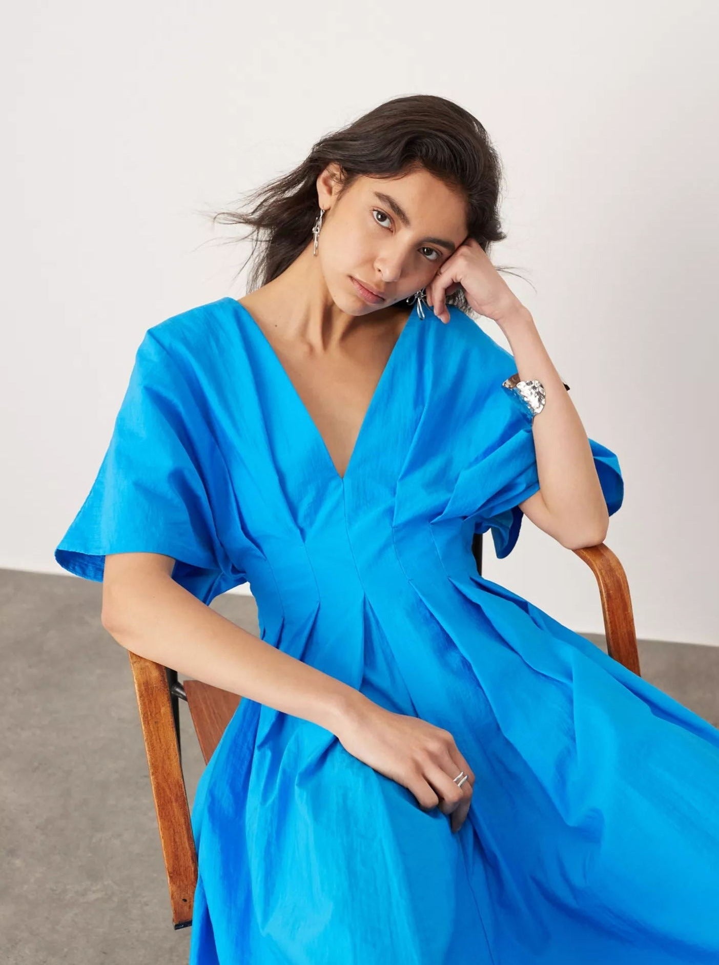 Robe évasée bleue à col en V 