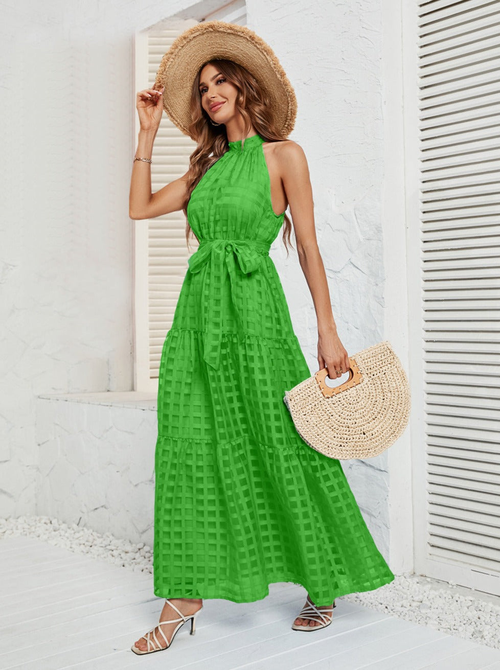 Robe longue verte à ceinture et col licou en maille 