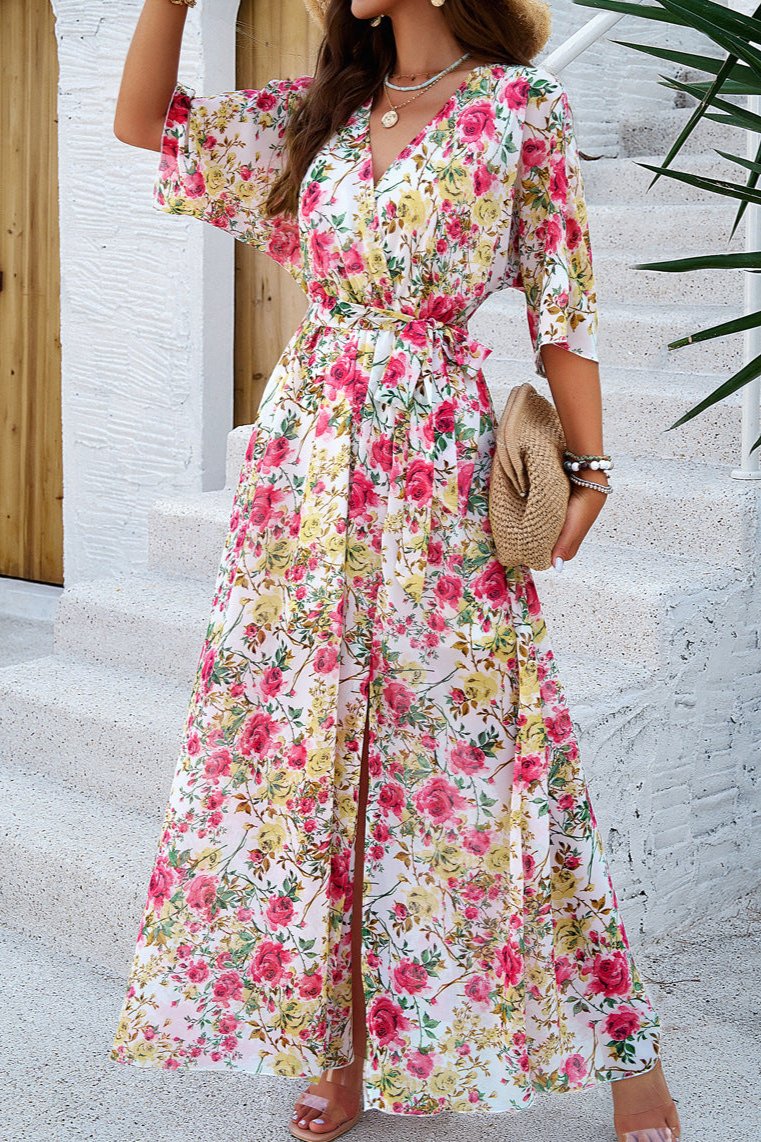 Robe mi-longue à fleurs rose, col en V, cache-cœur et ceinture 