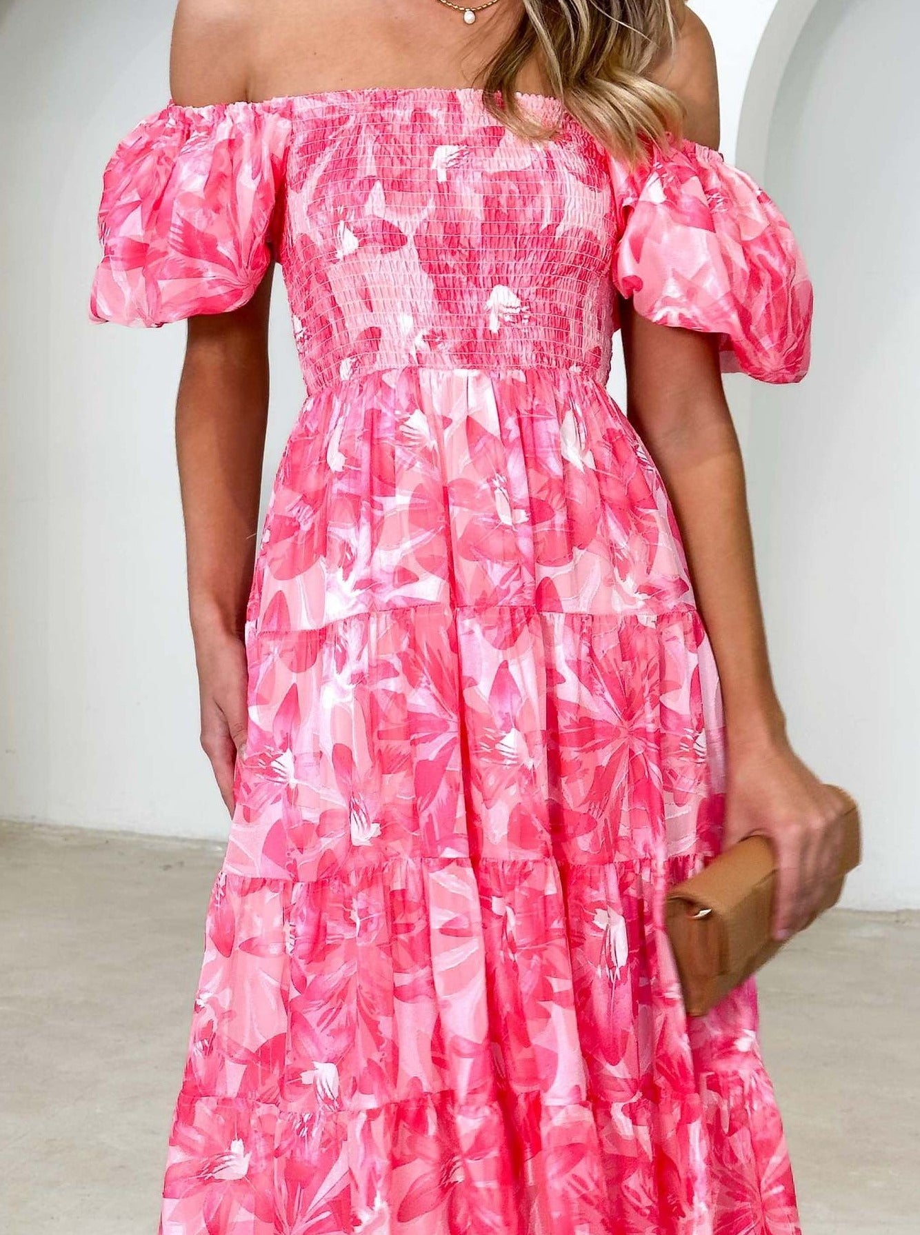 Robe à manches bouffantes et col carré à fleurs roses