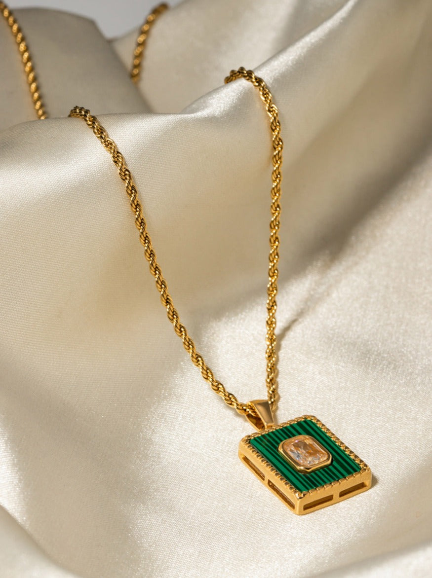 Collier avec pendentif rectangulaire vert plaqué or 18 carats 