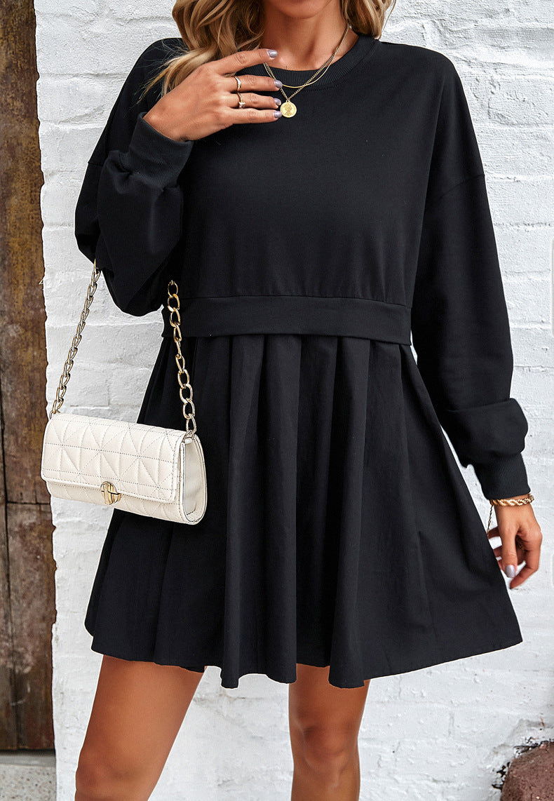 Robe plissée noire à col rond et manches longues 