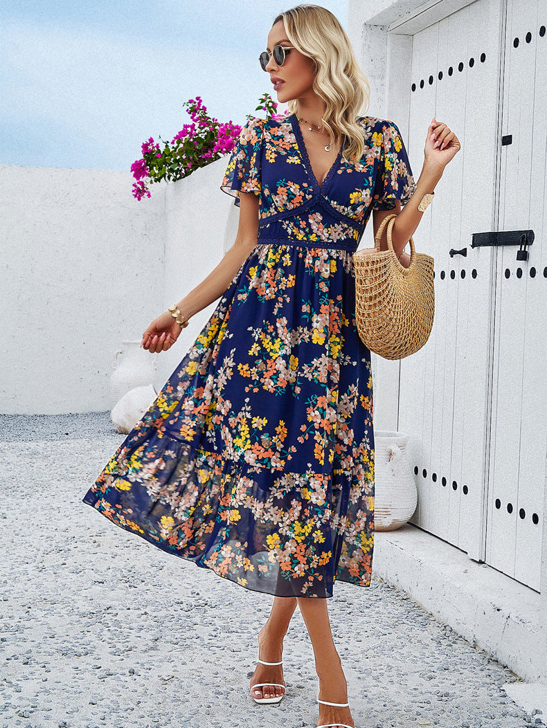 Robe d'été à fleurs bleues et col en V 