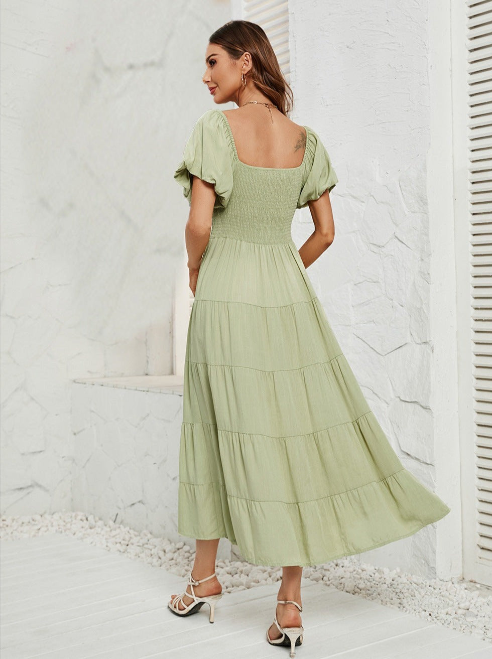 Robe longue verte à taille haute et manches bouffantes à col carré 