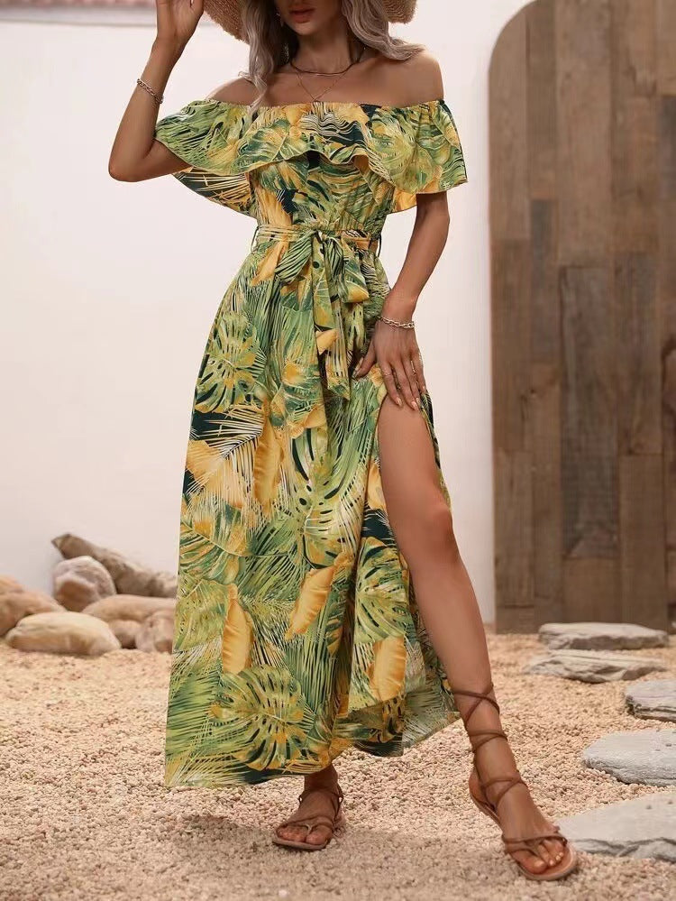 Robe élégante fendue à imprimé tropical et épaules dénudées 