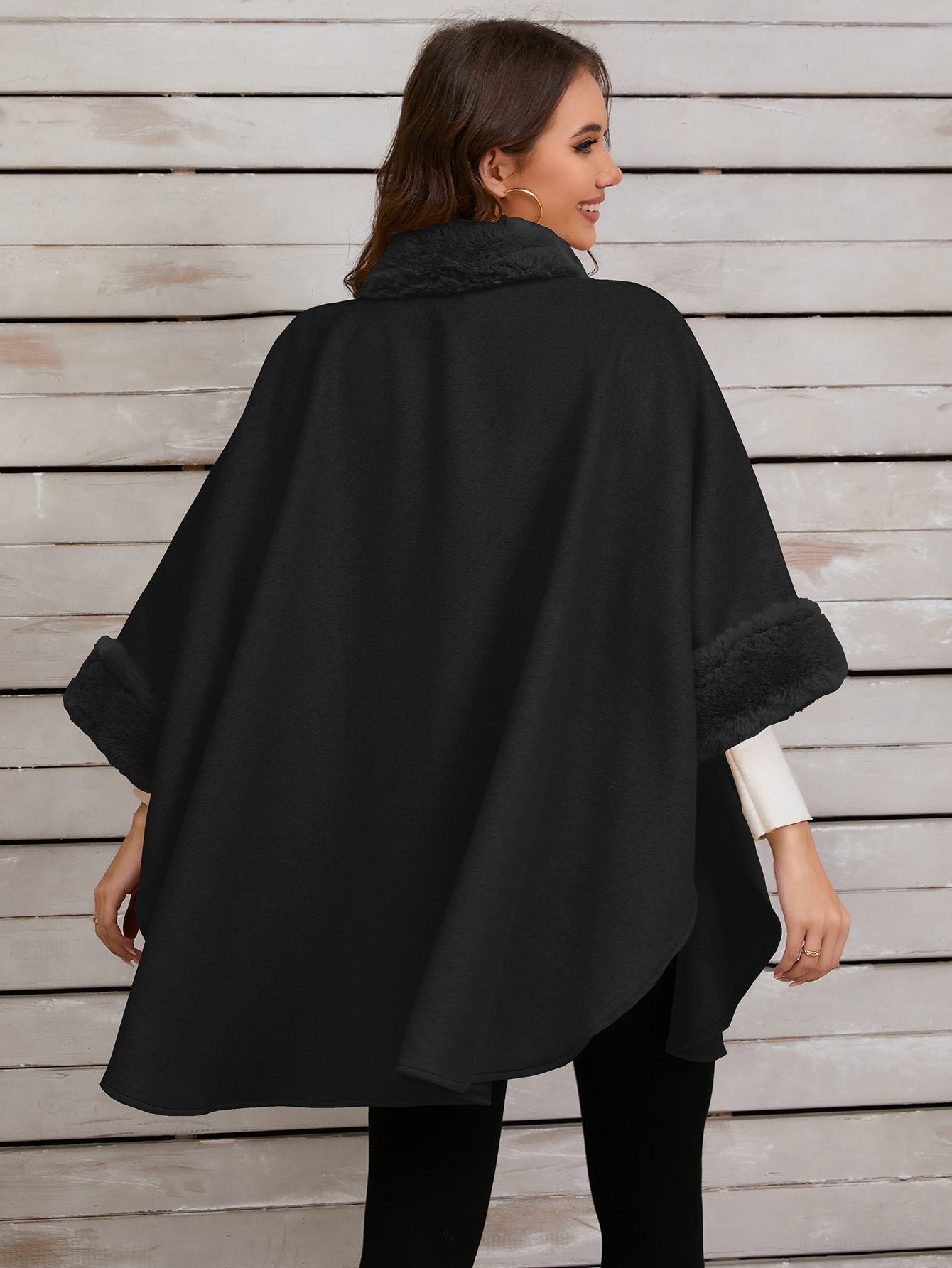 Poncho élégant avec bordure en fausse fourrure pour des soirées d'hiver élégantes