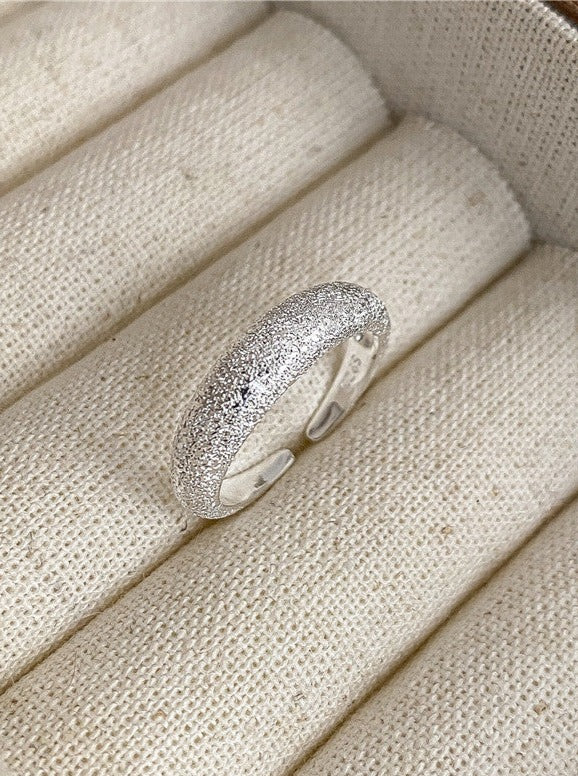 Bague ajustable élégante en argent sterling avec texture sable