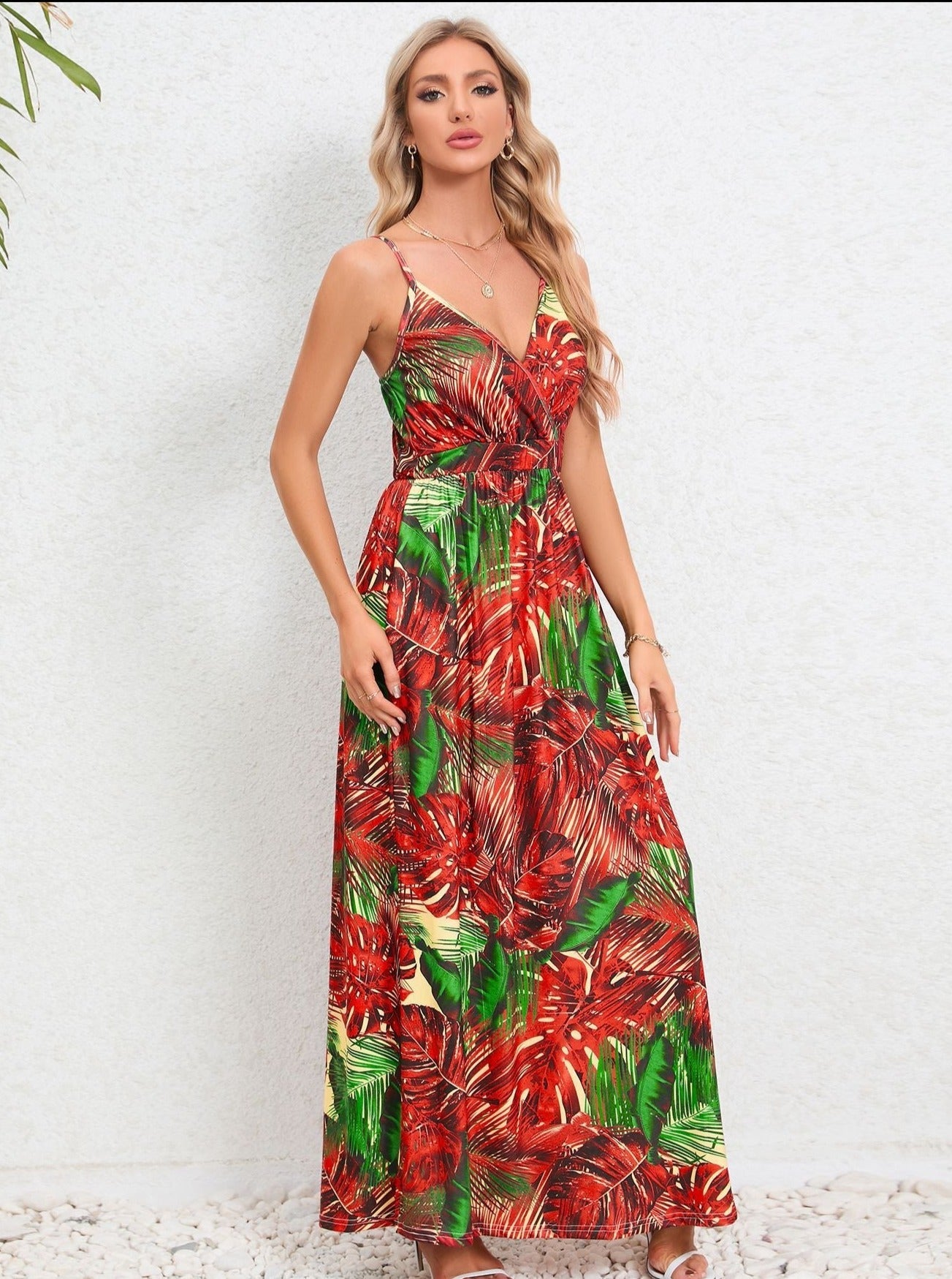 Robe longue à imprimé tropical rouge et vert 