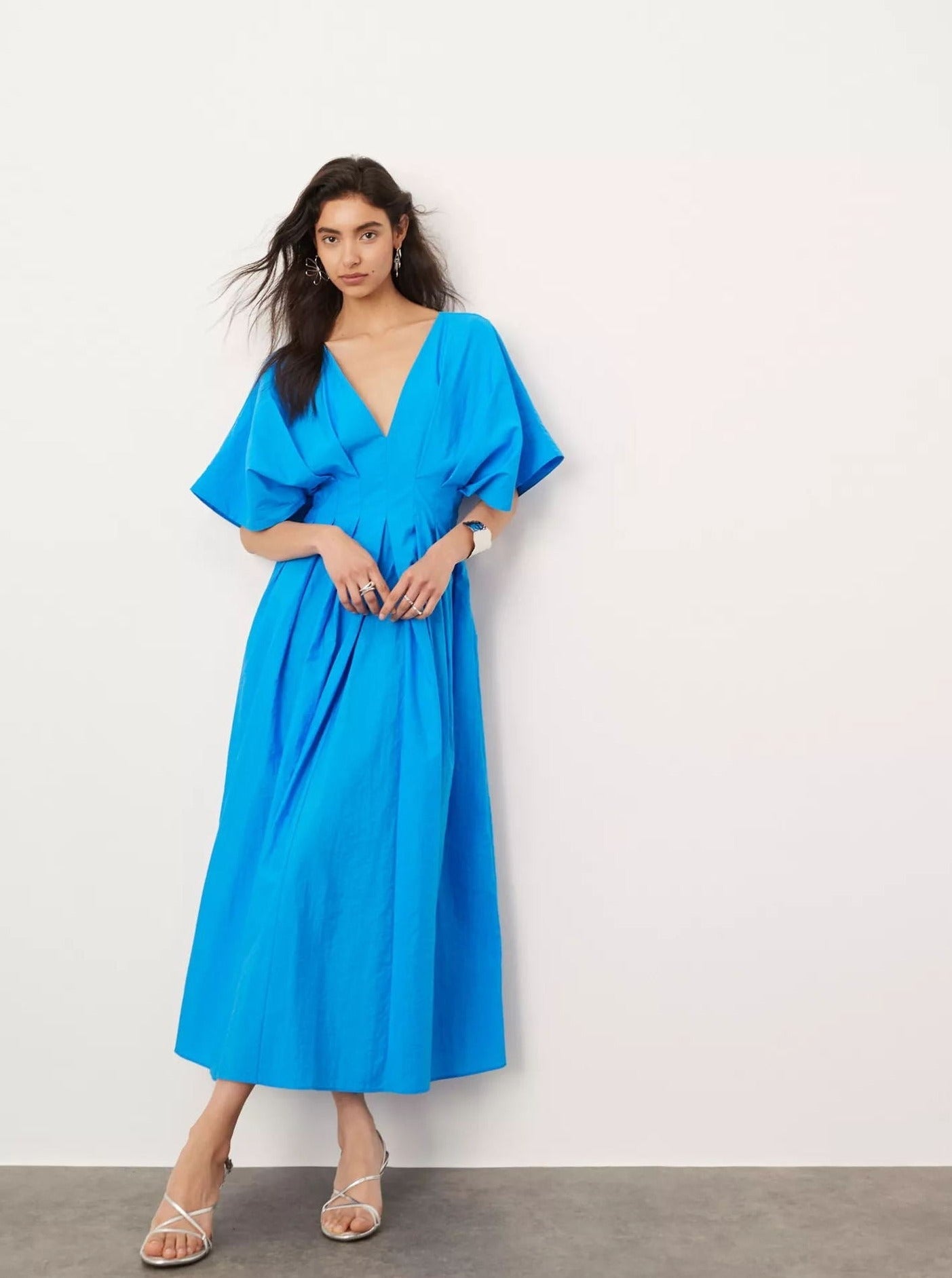 Robe évasée bleue à col en V 