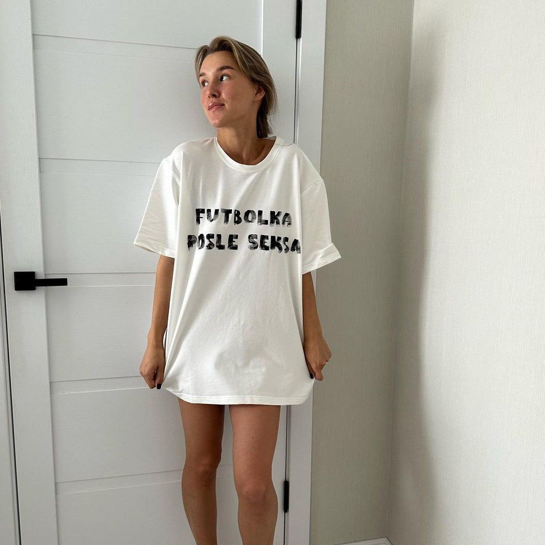 Chemise ample décontractée en coton à manches courtes et col rond avec lettres blanches imprimées 