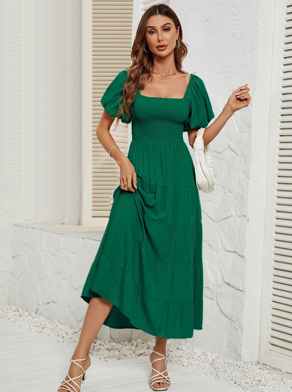 Robe longue vert foncé à taille haute et manches bouffantes à col carré 