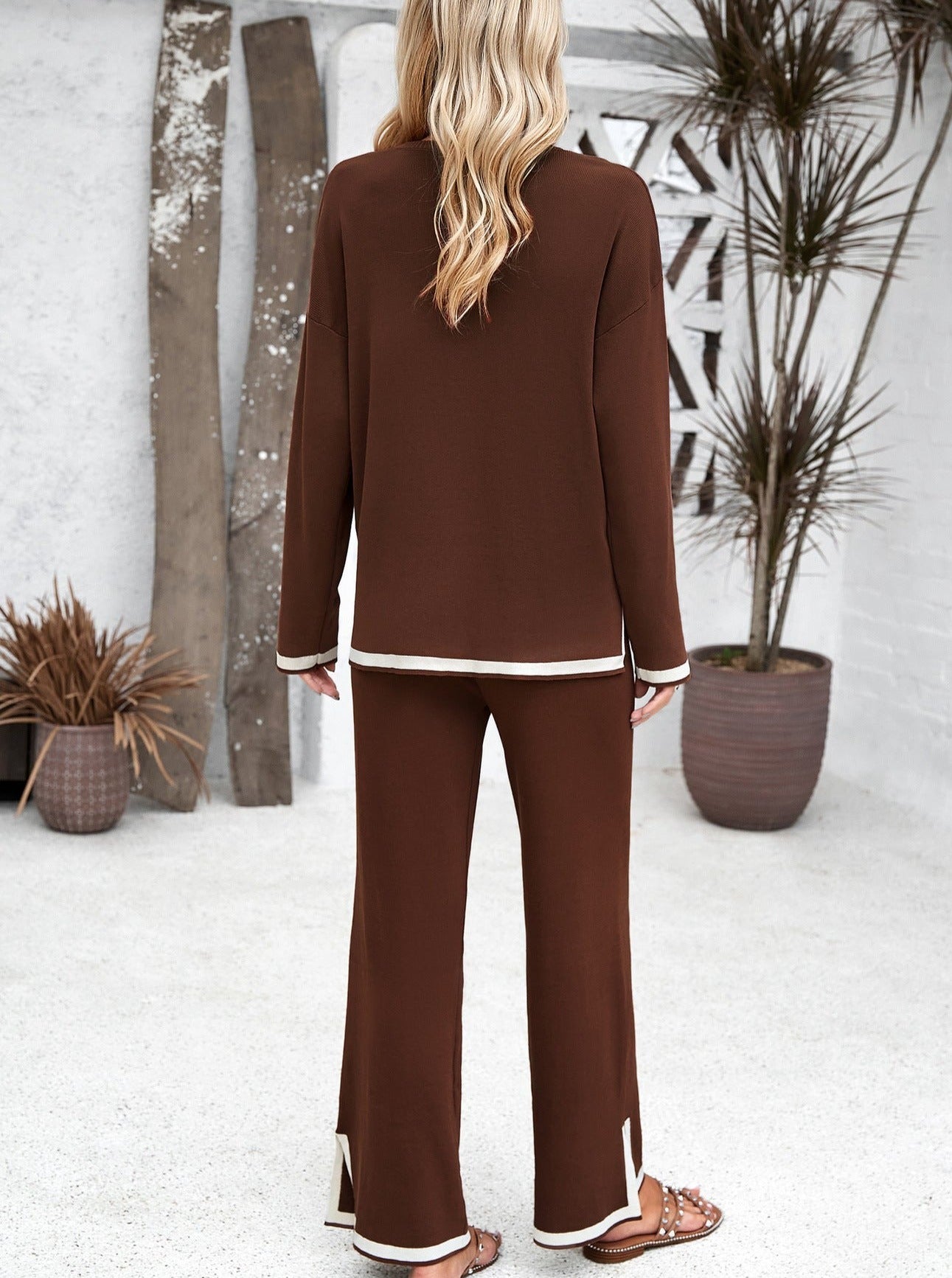 Ensemble tricoté avec chemise à manches longues marron et pantalon long à petite fente 