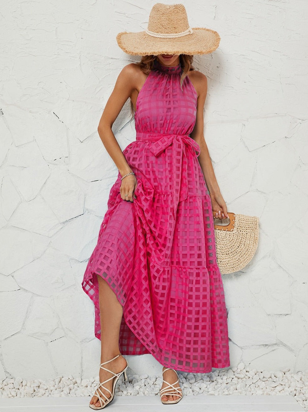 Robe longue rose à ceinture et col licou en maille 