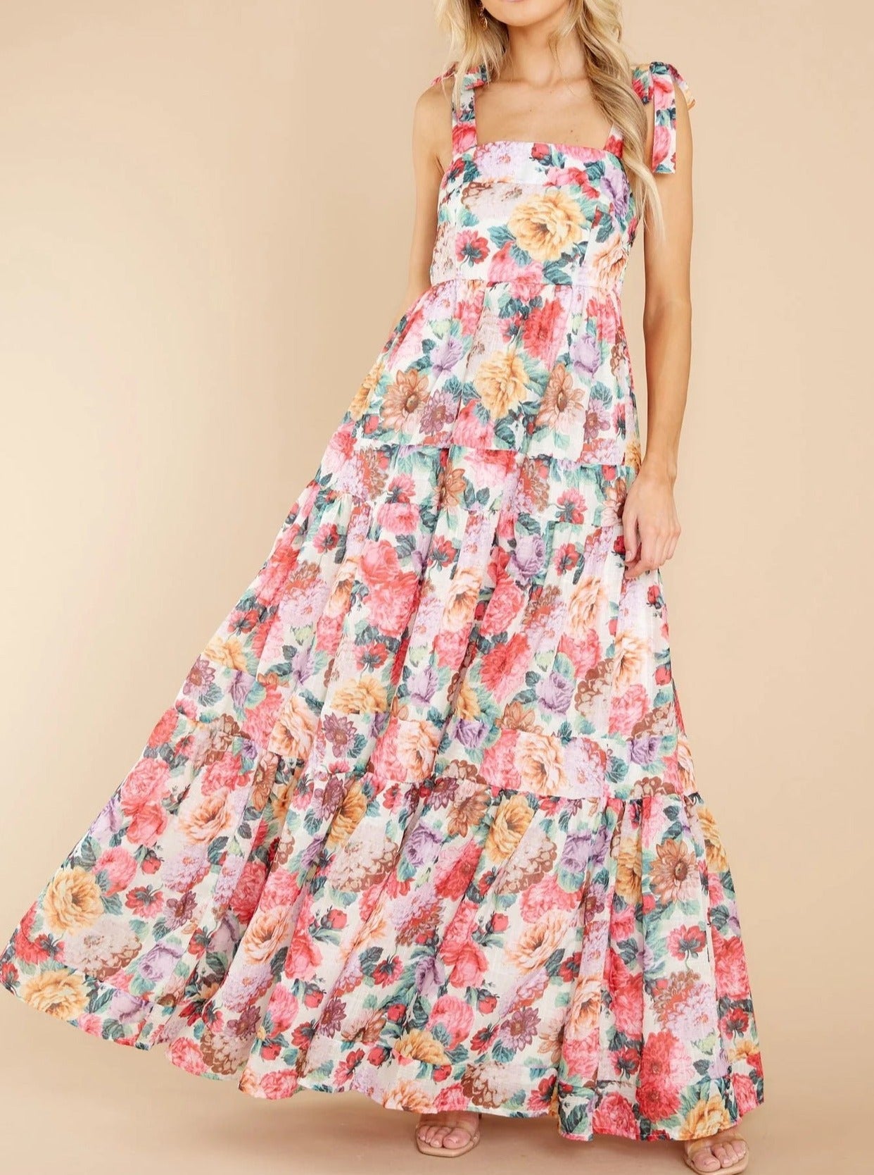 Robe à fleurs rose à plusieurs étages 