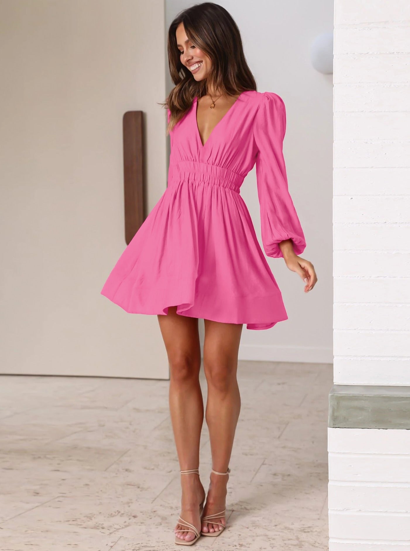 Robe courte plissée à col en V et manches à volants rouge rose 