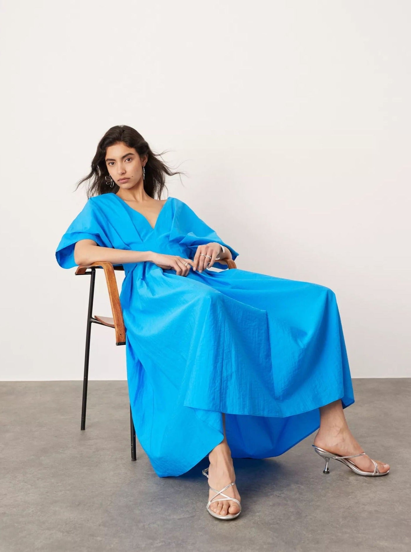 Robe évasée bleue à col en V 