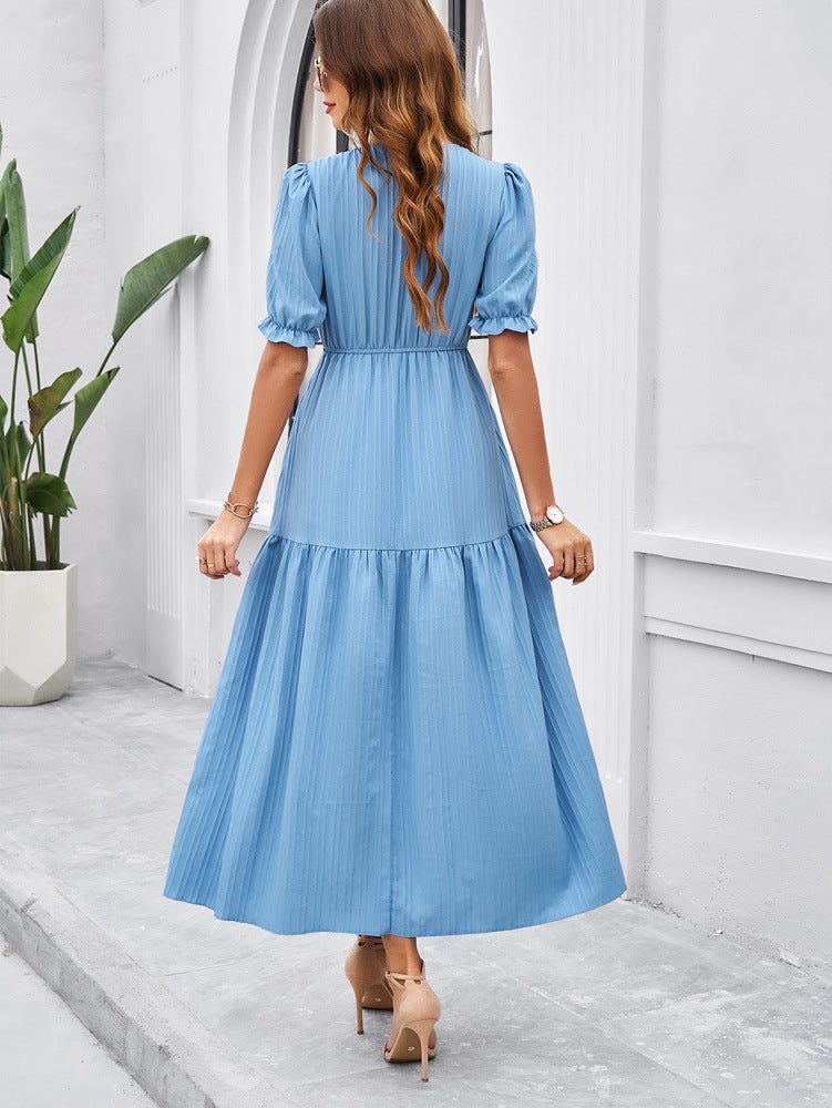 Robe longue bleue à col en V et manches courtes 