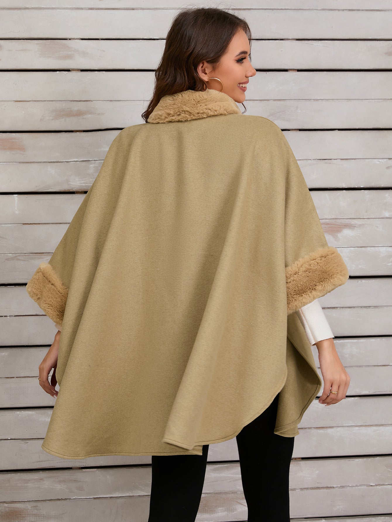 Poncho élégant avec bordure en fausse fourrure pour des soirées d'hiver élégantes