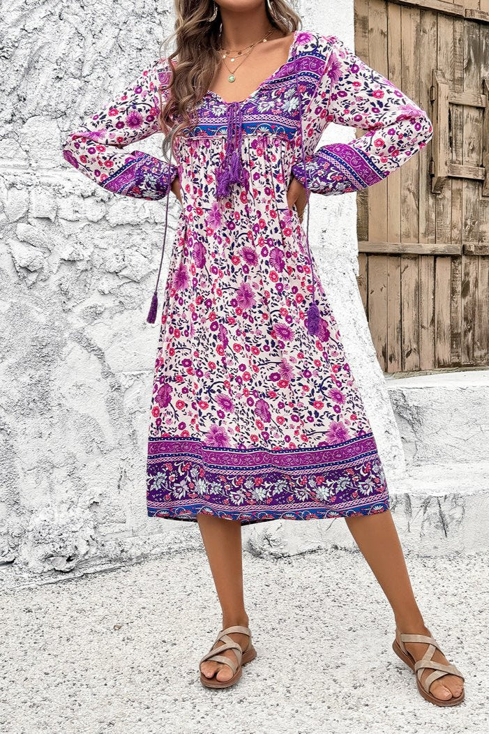 Robe mi-longue élégante à manches longues et motif floral violet 