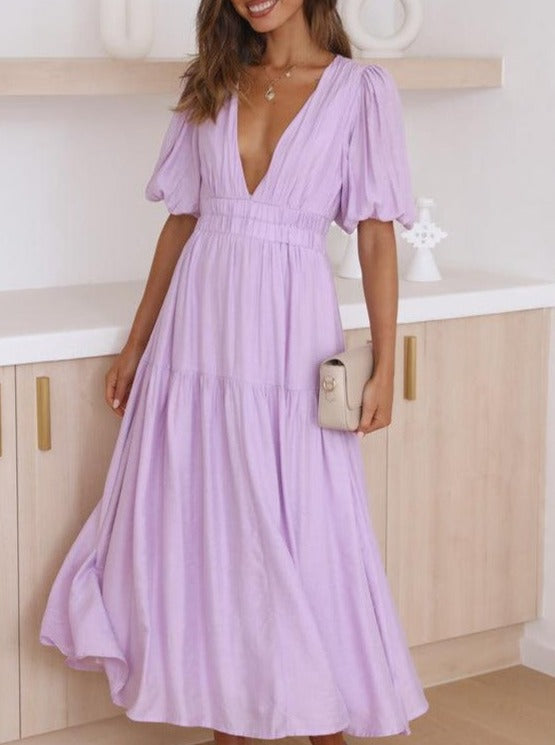 Robe plissée à col en V et manches bouffantes de couleur unie